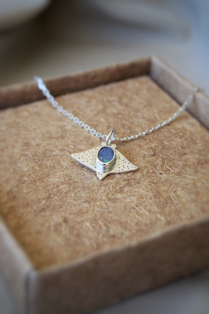 Collier raie leopard eaupale (1)