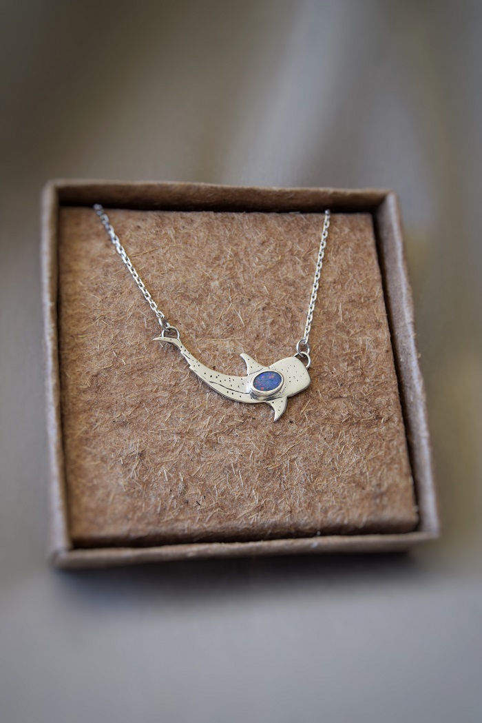 Collier requin baleine eaupale (2)